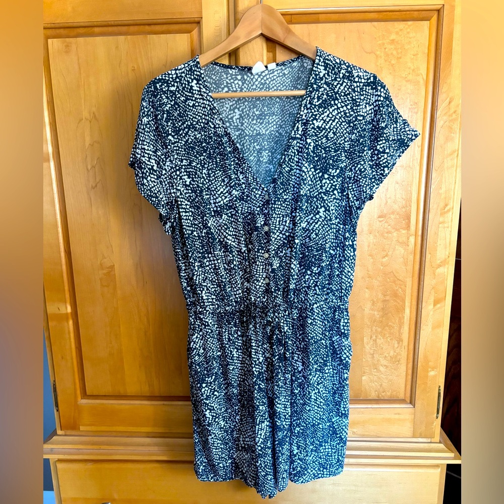 Gap navy blue and white medium short romper
